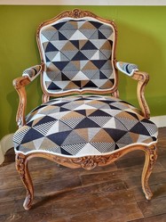 Paire de fauteuils de style Louis XV  dossier plat