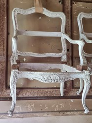 Paire de carcasses de fauteuils de style Louis XV laqus blanc