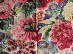 Tissu Sanderson - Rose and Peony - rf: 224421 Red ( dtail )