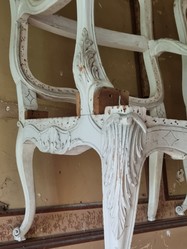 Paire de carcasses de fauteuils de style Louis XV laqus blanc ( dtail )