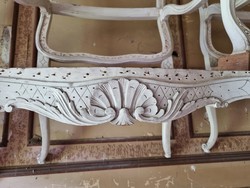 Paire de carcasses de fauteuils de style Louis XV laqus blanc ( dtail )